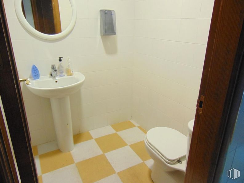 Retail for sale & for rent at Avenida Pablo Garnica, 39, Alcaudete de la Jara, Toledo, 45662 with toilet, sink, mirror, property, bathroom sink, plumbing fixture, bathroom, purple, tap and fixture around