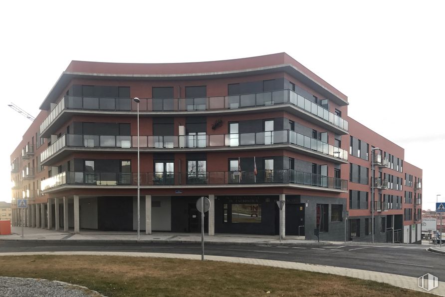 Local en venta en Calle Cotera de León, Segovia, 40005 con edificio, asfalto, apartamento, hormigón, alquitrán, aparcamiento, luz de la calle y intersección alrededor