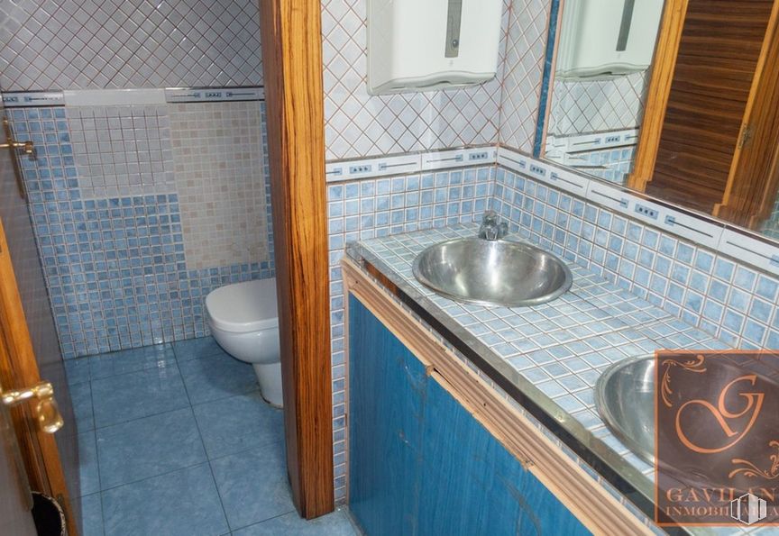 Local en venta en Calle Constitución, Daganzo de Arriba, Madrid, 28814 con inodoro, fregadero, ebanistería, marrón, grifo, accesorio de plomería, propiedad, encimera, lavabo de baño y baño alrededor