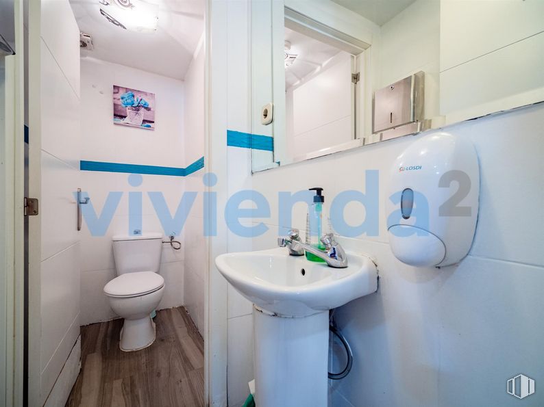 Retail for sale at Calle Arcos, San Blas - Canillejas, Madrid, 28032 with toilet, sink, mirror, tap, plumbing fixture, property, bathroom sink, product, purple and bathroom around