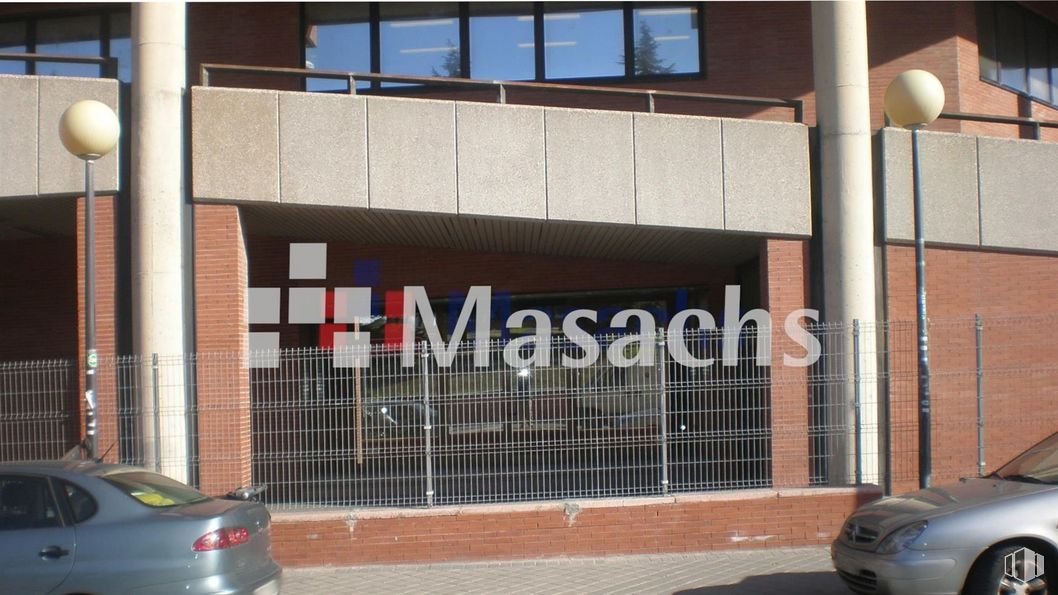 Nave en venta en Zona M-4 SUR, Usera, Madrid, 28041 con coche, ventana, luz de estacionamiento, vehículo terrestre, vehículo, iluminación del automóvil, diseño automovilístico, luces traseras y de freno, barrio y vehículo de motor alrededor