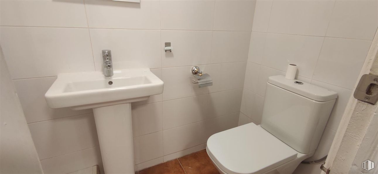 Retail for rent at Calle Guzmán el Bueno, 48, Chamberí, Madrid, 28015 with toilet, toilet seat, bathroom, flooring, plumbing fixture, floor, bathroom sink, plumbing, sink and tile around