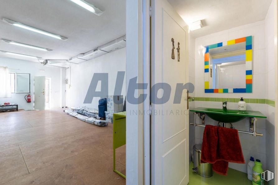 Local en venta en Calle Luis Ruiz, Ciudad Lineal, Madrid, 28017 con lámpara, alumbrado, toalla, edificio, accesorio, suelos, suelo, madera, casa y techo alrededor