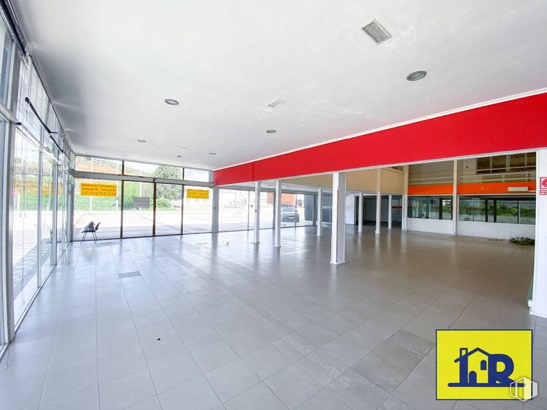 Industrial for sale & for rent at Avenida Cruz Roja Española, Cuenca, 16002 with building, fixture, lighting, interior design, floor, flooring, hall, glass, ceiling and composite material around