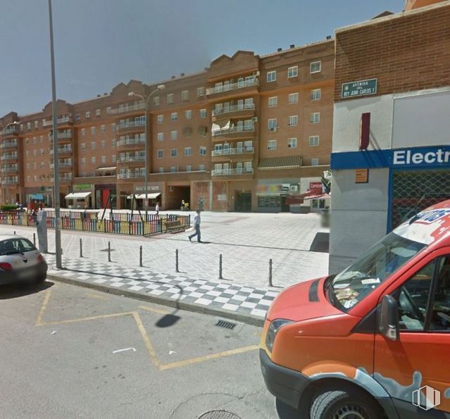 Retail for sale at Avenida Juan Carlos I, Cuenca, 16004 with wheel, car, automotive parking light, tire, land vehicle, building, vehicle, sky, window and motor vehicle around