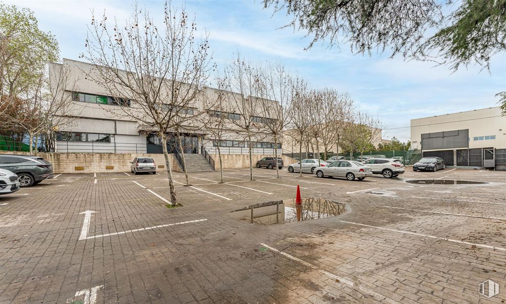 Oficina en venta en Edificio Fuentemar, Avenida Fuentemar, Coslada, Madrid, 28820 con edificio, coche, vehículo terrestre, cielo, rueda, nube, neumático, vehículo, superficie de la carretera y asfalto alrededor