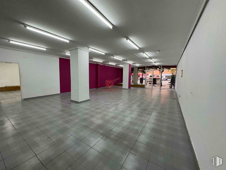 Retail for sale at Zona centro, Cuenca, 16004 with light fixture, lighting, flooring, floor, ceiling, tile flooring, transparency, fluorescent lamp, tile and concrete around