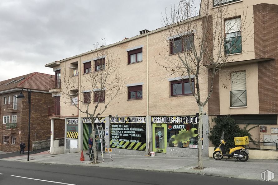 Local en venta en Calle Escuelas, 14, Galapagar, Madrid, 28260 con ventana, edificio, rueda, neumático, CIELO, diseño urbano, accesorio, casa, nube y superficie de carretera alrededor