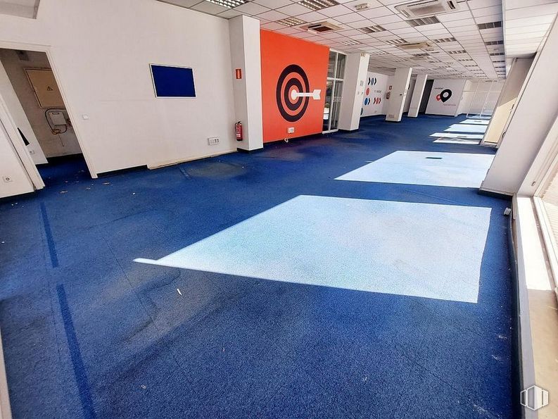 Retail for rent at La Avanzada - La Cueva, Fuenlabrada, Madrid, 28945 with blue, asphalt, building, flooring, floor, fixture, door, gas, wood and electric blue around