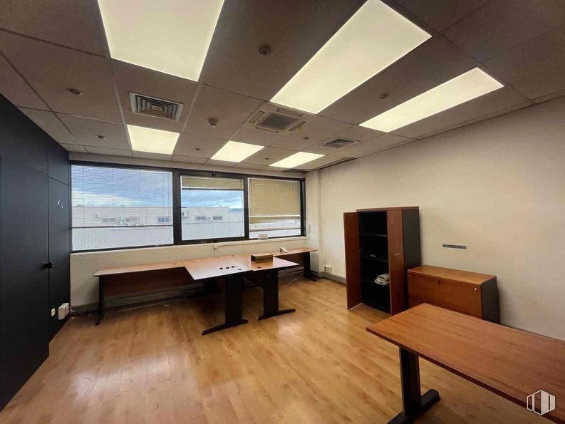 Industrial for rent at Zona empresarial Alcobendas, Alcobendas, Madrid, 28108 with light fixture, lighting, table, furniture, interior design, flooring, floor, ceiling, wood and glass around