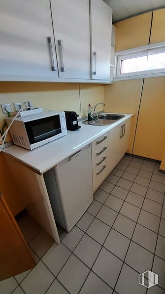 Oficina en alquiler en Plaza Constitución, 2, Fuenlabrada, Madrid, 28945 con horno microondas, ebanistería, fregadero, grifo, fregadero de cocina, mueble, edificio, propiedad, encimera y cajón alrededor