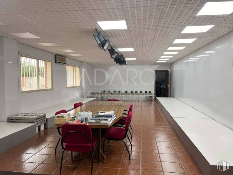 Nave en venta en Carretera N-400, Toledo, 45003 con ventana, silla, lámpara, mesa de cocina y comedor, mesa, mueble, accesorio, interiorismo, suelos y suelo alrededor