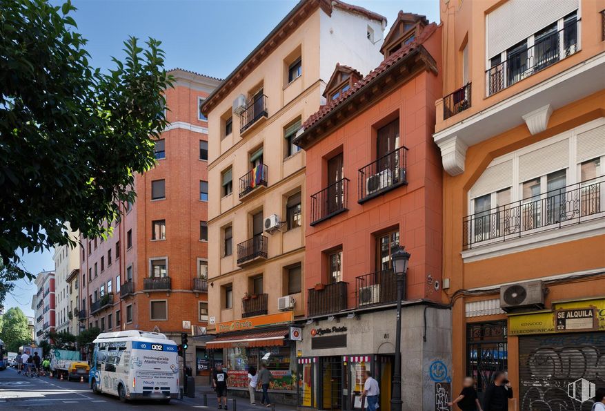 Local en alquiler en Zona Plaza de la Cebada, Centro, Madrid, 28005 con autobús, edificio, ventana, propiedad, cielo, rueda, infraestructura, árbol, vehículo y diseño urbano alrededor