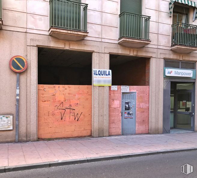 Retail for rent at Calle Doctor Isla, Pinto, Madrid, 28320 with building, window, fixture, wood, brick, road surface, asphalt, door, neighbourhood and font around