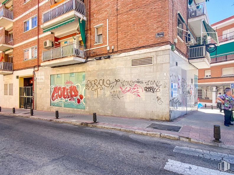 Retail for sale at Barrio Puerta del Ángel, La Latina, Madrid, 28011 with person, building, window, paint, road surface, house, urban design, asphalt, art and wall around