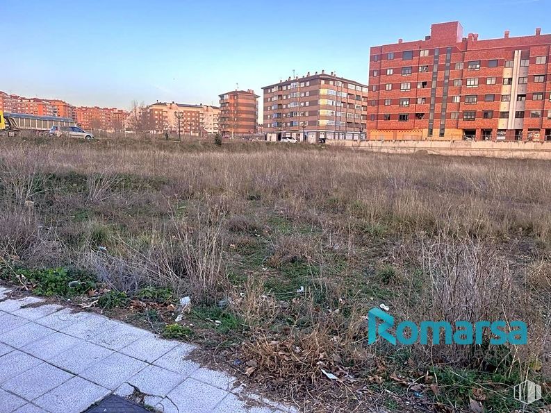 Land for sale at Avenida de la Juventud, Ávila, 05003 with building, plant, sky, land lot, vegetation, grass, urban design, natural landscape, biome and tower block around