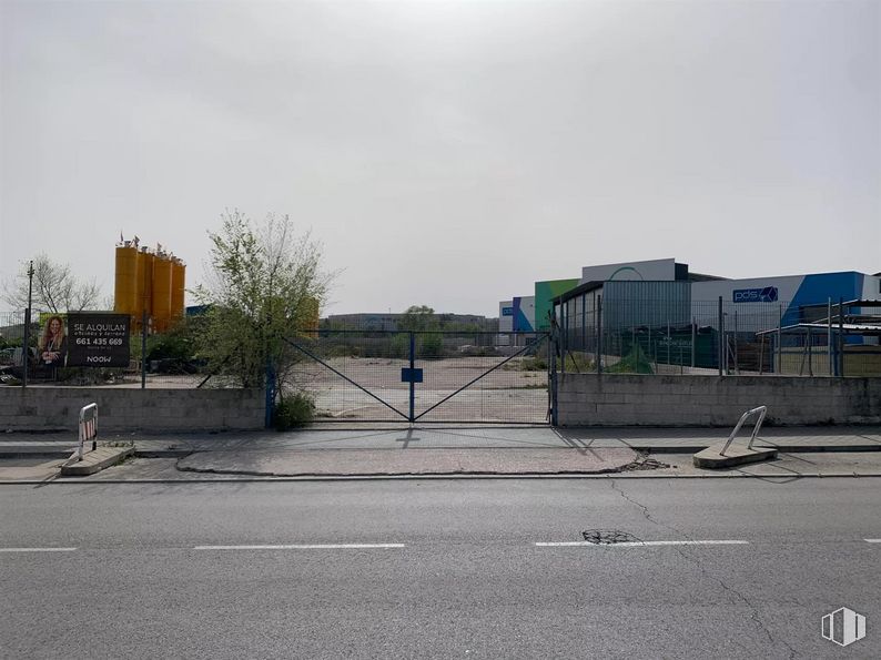 Land for rent at Calle Alcalde Juan Mata Sevillano, 8 , Vicálvaro, Madrid, 28052 with sky, road surface, asphalt, building, land lot, urban design, tree, tar, residential area and gas around