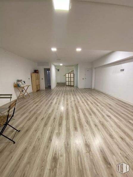 Local en alquiler en Avenida Isabel De Farnesio, Boadilla del Monte, Madrid, 28660 con lámpara, alumbrado, silla, madera, hall, suelos, suelo, tinte para madera, madera dura y casa alrededor