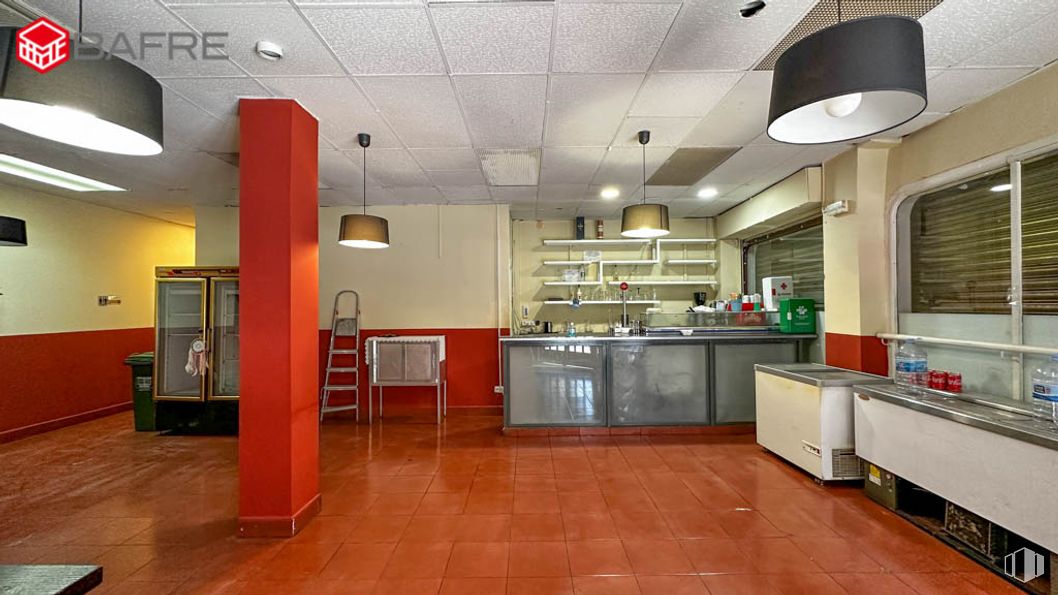 Local en venta en Calle Carrascales, Usera, Madrid, 28026 con lámpara, alumbrado, ebanistería, propiedad, encimera, interiorismo, arquitectura, cocina, aparato de cocina y cocina alrededor