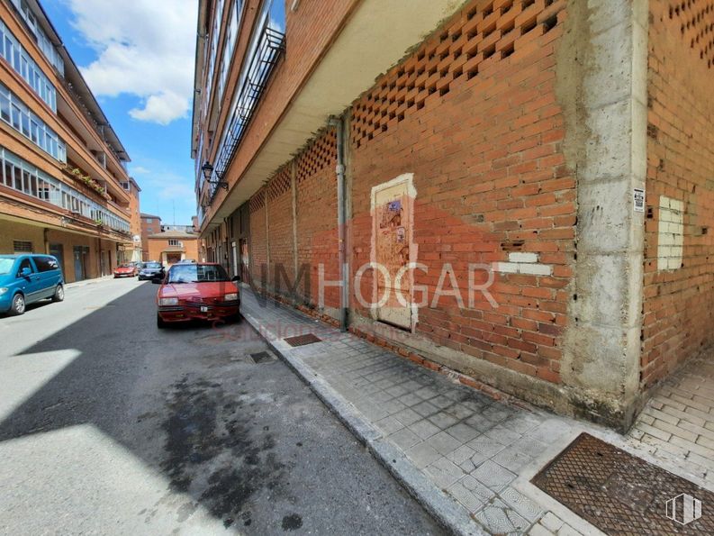 Retail for sale at Zona San Antonio, Ávila, 05005 with car, building, window, vehicle, tire, wheel, road surface, cloud, automotive lighting and brick around