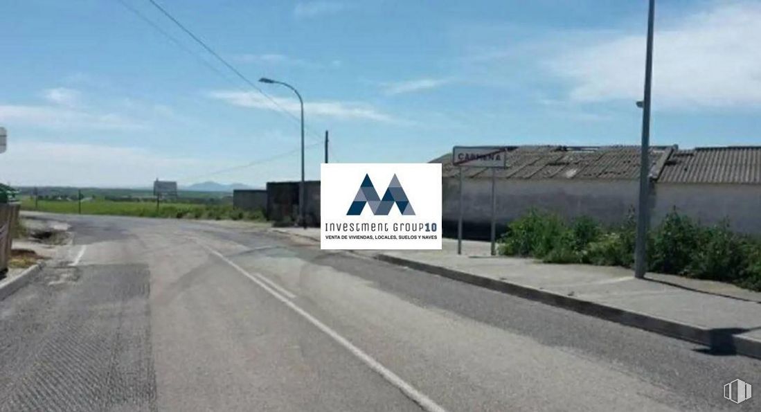 Land for sale at Carretera Escalonilla, Carmena, Toledo, 45531 with street light, sky, cloud, road surface, plant, asphalt, tar, road, composite material and landscape around