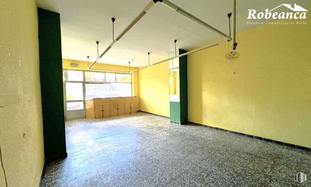 Local en alquiler en Zona Toledana, Ávila, 05002 con ventana, edificio, alumbrado, accesorio, hall, suelo, suelos, puerta, sombra y madera alrededor