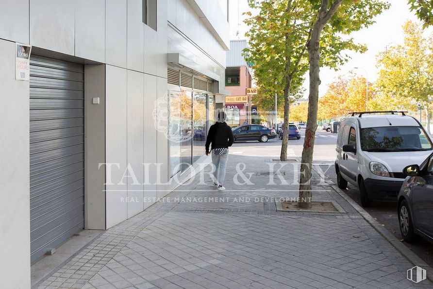 Retail for rent at Zona Arroyo Fresno, Fuencarral - El Pardo, Madrid, 28035 with person, van, car, tire, wheel, vehicle, road surface, window, plant and tree around