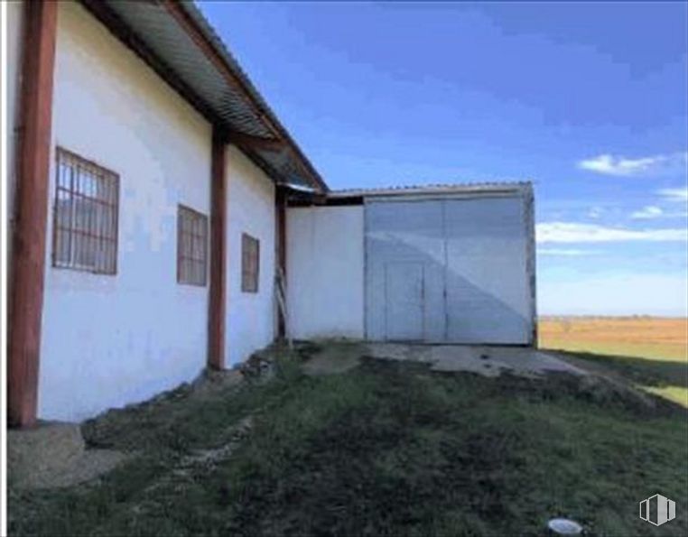 Industrial for sale at Polígono 28, Parcela 13, Los Pocillos, Villamayor de Santiago, Cuenca, 16415 with window, house, cloud, sky, fixture, land lot, building, grass, plant and wood around