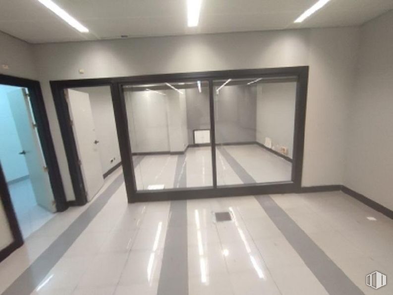 Retail for sale at Plaza Constitución, 5, Getafe, Madrid, 28901 with mirror, fixture, wood, rectangle, flooring, floor, building, hardwood, ceiling and glass around