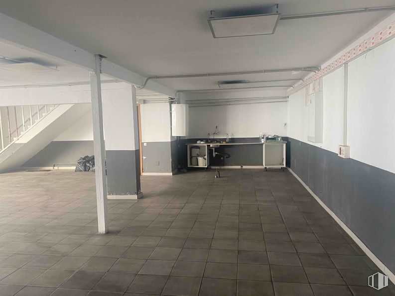 Industrial for rent at Zona empresarial, San Fernando de Henares, Madrid, 28830 with light fixture, flooring, floor, ceiling, grey, hall, concrete, silver, tile flooring and building material around