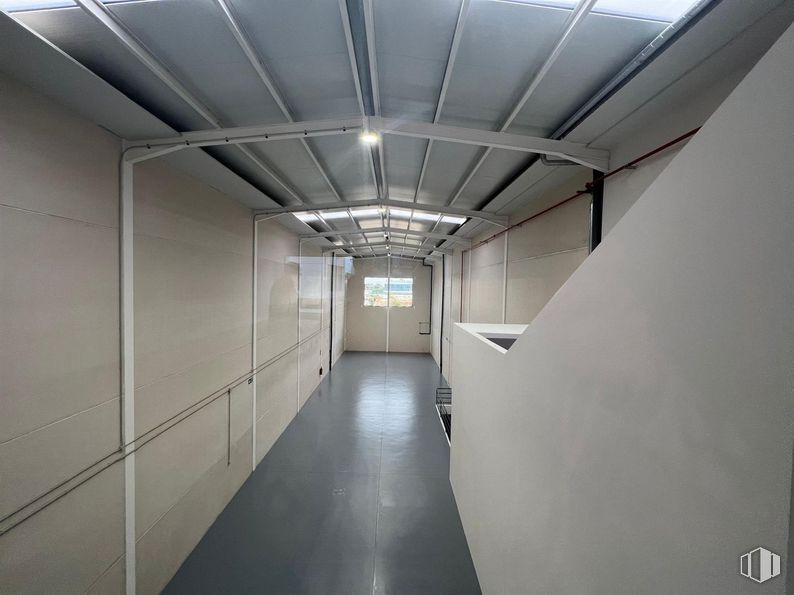 Nave en alquiler y venta en Calle Loeches, Alcorcón, Madrid, 28925 con edificio, accesorio, suelos, simetría, techo, espacio, material compuesto, vidrio, aluminio y lámpara fluorescente alrededor