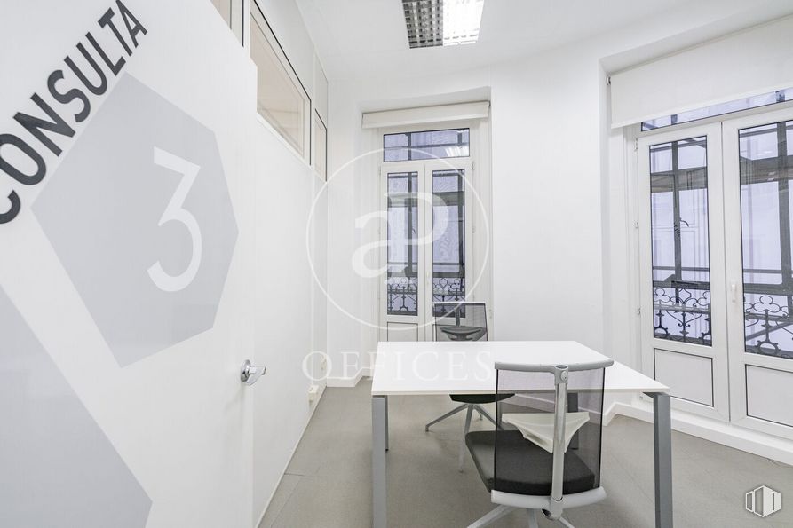 Oficina en alquiler en Calle Mayor, Centro, Madrid, 28013 con silla, mesa, mueble, edificio, ventana, accesorio, interiorismo, suelos, inmobiliario y puerta alrededor