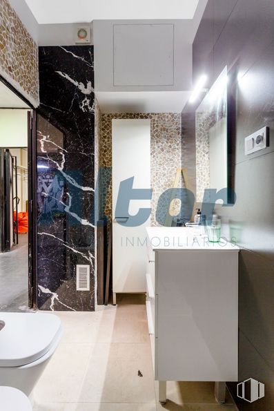 Local en venta en Calle Andrés Mellado, Chamberí, Madrid, 28015 con inodoro, mueble, diseño automovilístico, edificio, grifo, gafas, suelos, suelo, fregadero y pared alrededor