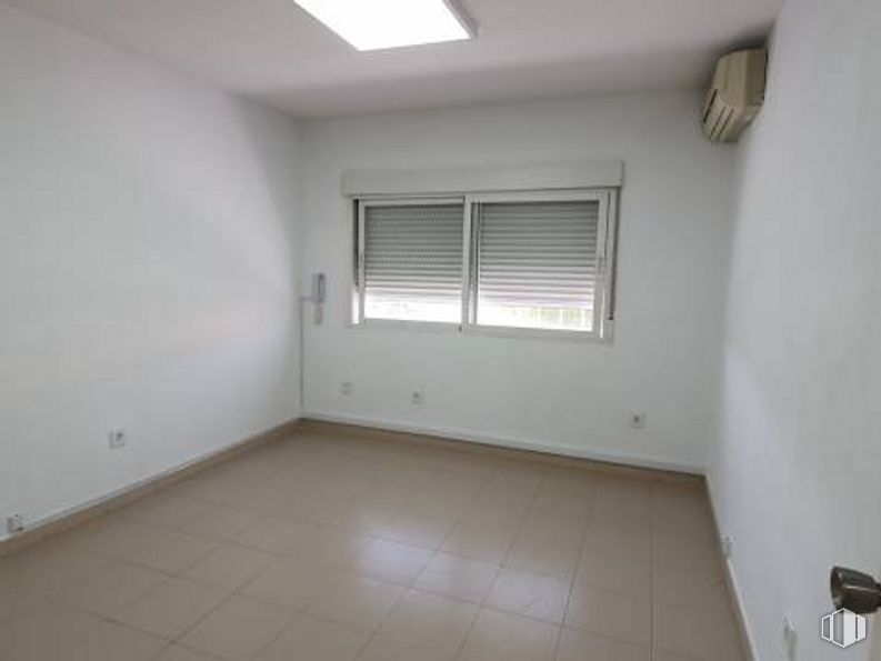 Office for sale at Centro-Arroyo-La Fuente, Fuenlabrada, Madrid, 28946 with window, property, window blind, fixture, building, wood, floor, shade, flooring and hardwood around