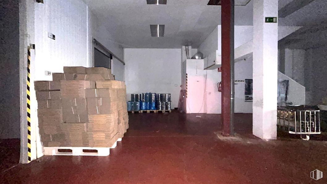 Industrial for sale at P.I. Urtinsa, Alcorcón, Madrid, 28923 with flooring, floor, ceiling, building material, cardboard packaging, shipping box, hall, box and plywood around