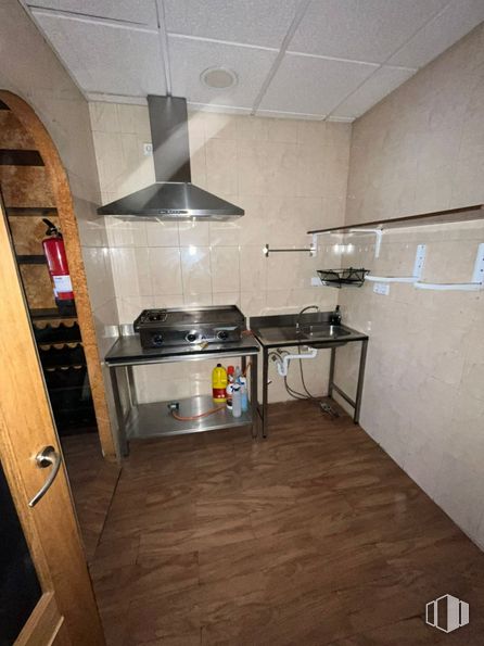 Retail for sale at Calle Juan Ramón Jiménez, Móstoles, Madrid, 28932 with kitchen appliance, property, cabinetry, building, exhaust hood, kitchen, wood, interior design, floor and flooring around