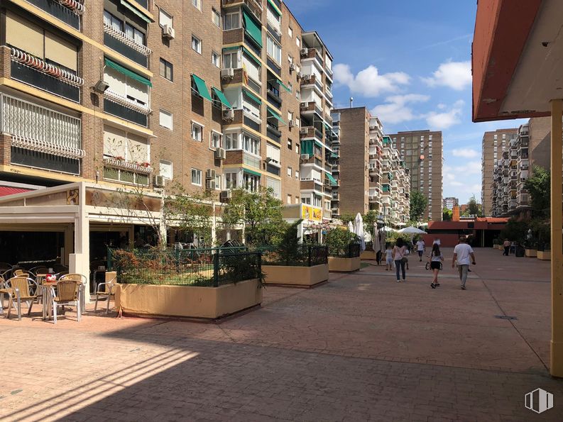 Local en alquiler y venta en Zona Moratalaz, Moratalaz, Madrid, 28030 con edificio, día, nube, planta, cielo, maceta, diseño urbano, ventana, condominio y superficie de la carretera alrededor