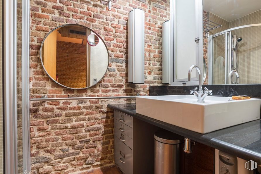 Retail for sale at Zona Malasaña, Centro, Madrid, 28004 with mirror, sink, wall, bathroom sink, plumbing fixture, interior design, bathroom, tap, plumbing and brick around