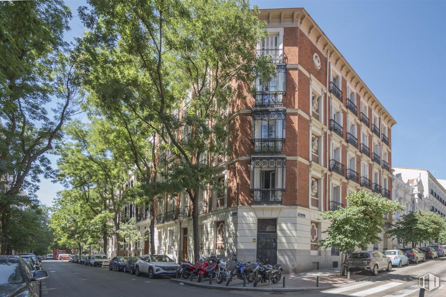 Local en alquiler en Calle Monte Esquinza, Chamberí, Madrid, 28010 con coche, edificio, cielo, rueda, neumático, planta, ventana, árbol, diseño urbano y vía pública alrededor