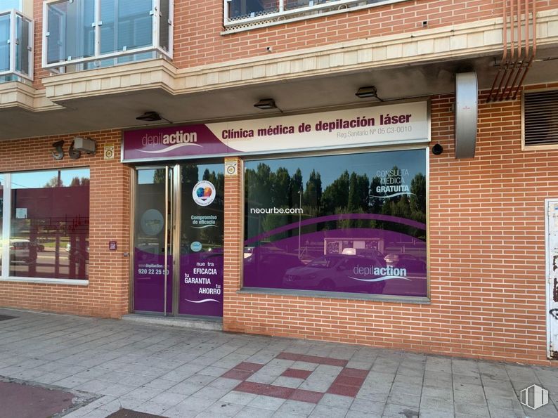 Retail for rent at Calle Agustín Rodríguez Sahagun, Ávila, 05003 with window, property, building, architecture, brick, brickwork, plant, house, neighbourhood and public space around