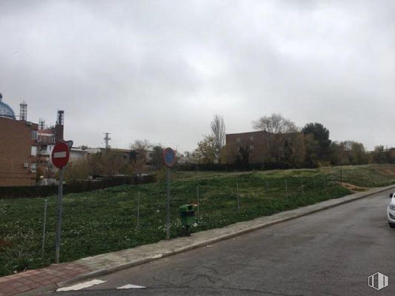 Land for sale at Zona Parque de los Olivos, Mejorada del Campo, Madrid, 28840 with car, cloud, sky, plant, road surface, tree, asphalt, land lot, building and vehicle registration plate around