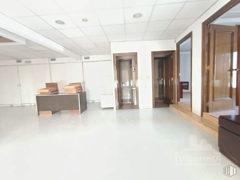 Oficina en alquiler y venta en Plaza Mayor, Torrejón de Ardoz, Madrid, 28850 con ebanistería, mesa, madera, hall, edificio, puerta, accesorio, suelo, suelos y silla alrededor