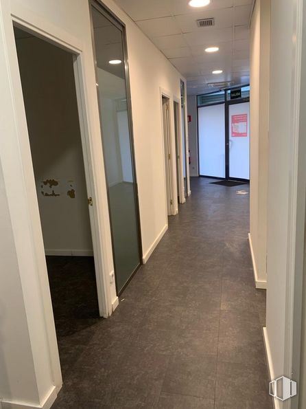 Retail for rent at Calle Pinto, Parla, Madrid, 28980 with fixture, door, wood, interior design, hall, flooring, floor, material property, ceiling and hardwood around