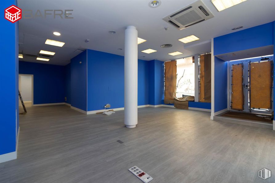 Retail for rent at Calle Villaamil, Tetuán, Madrid, 28039 with light fixture, door, lighting, flooring, floor, wood, ceiling, interior design, composite material and wood flooring around