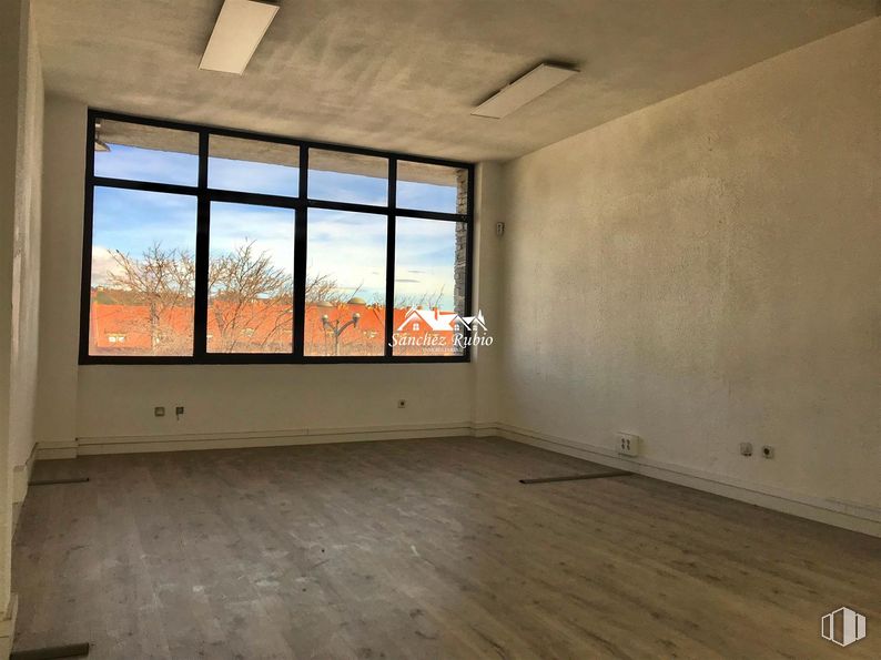 Oficina en alquiler en Avenida Valladolid, Torrelodones, Madrid, 28250 con ventana, edificio, madera, accesorio, interiorismo, sombra, suelo, suelos, hall y cielo alrededor