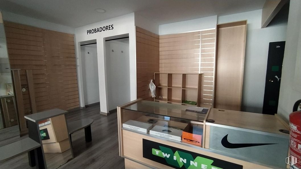 Retail for rent at Zona Centro, Ávila, 05001 with property, fixture, cabinetry, wood, countertop, interior design, architecture, flooring, floor and kitchen around