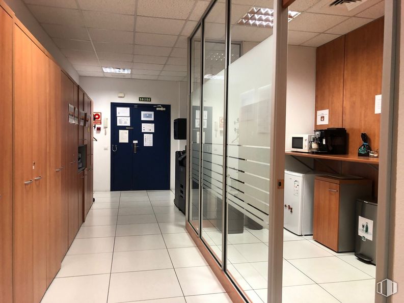 Oficina en alquiler y venta en Calle Valle de Alcudia, Las Rozas de Madrid, Madrid, 28230 con puerta, ebanistería, armario, accesorio, edificio, diseño de interiores, suelo, piso, pared y techo alrededor