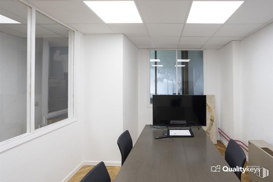 Oficina en venta en Calle Clara del Rey, Chamartín, Madrid, 28002 con mesa, mesa, edificio, mueble, ventana, accesorio, madera, silla, suelo y suelos alrededor