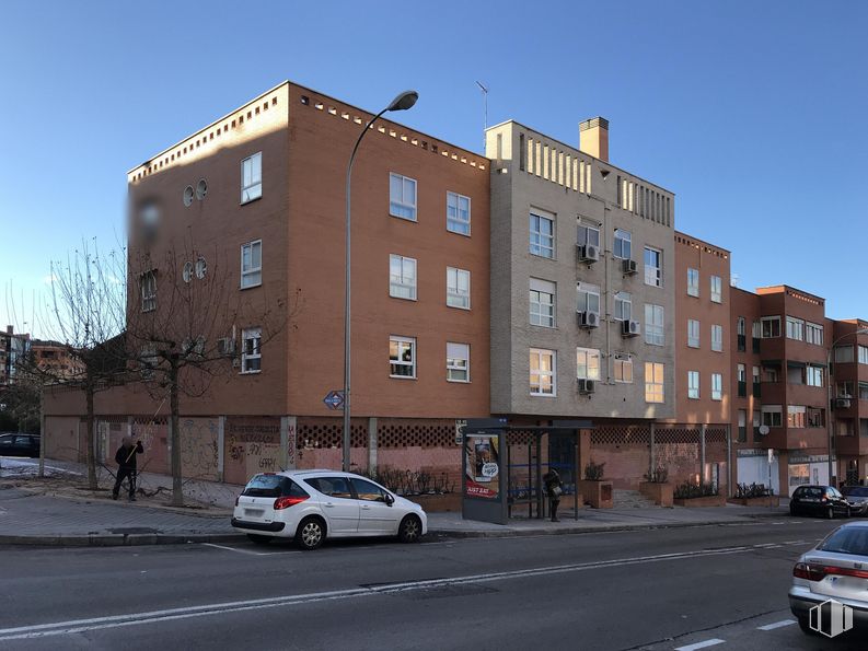 Retail for sale & for rent at Calle Aldonza Lorenzo, 3, Fuencarral - El Pardo, Madrid, 28034 with car, building, wheel, land vehicle, tire, sky, automotive parking light, vehicle, window and asphalt around