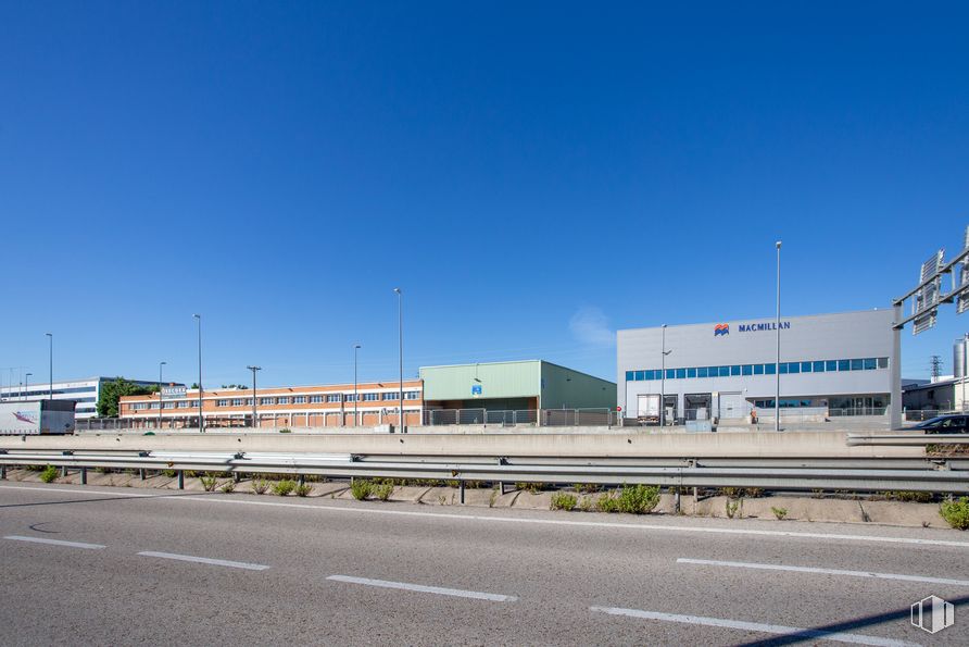 Nave en alquiler en Carretera Fuenlabrada, 2068, Pinto, Madrid, 28320 con edificio, cielo, luz de la calle, planta, superficie de carretera, asfalto, vía pública, diseño urbano, carretera y gas alrededor